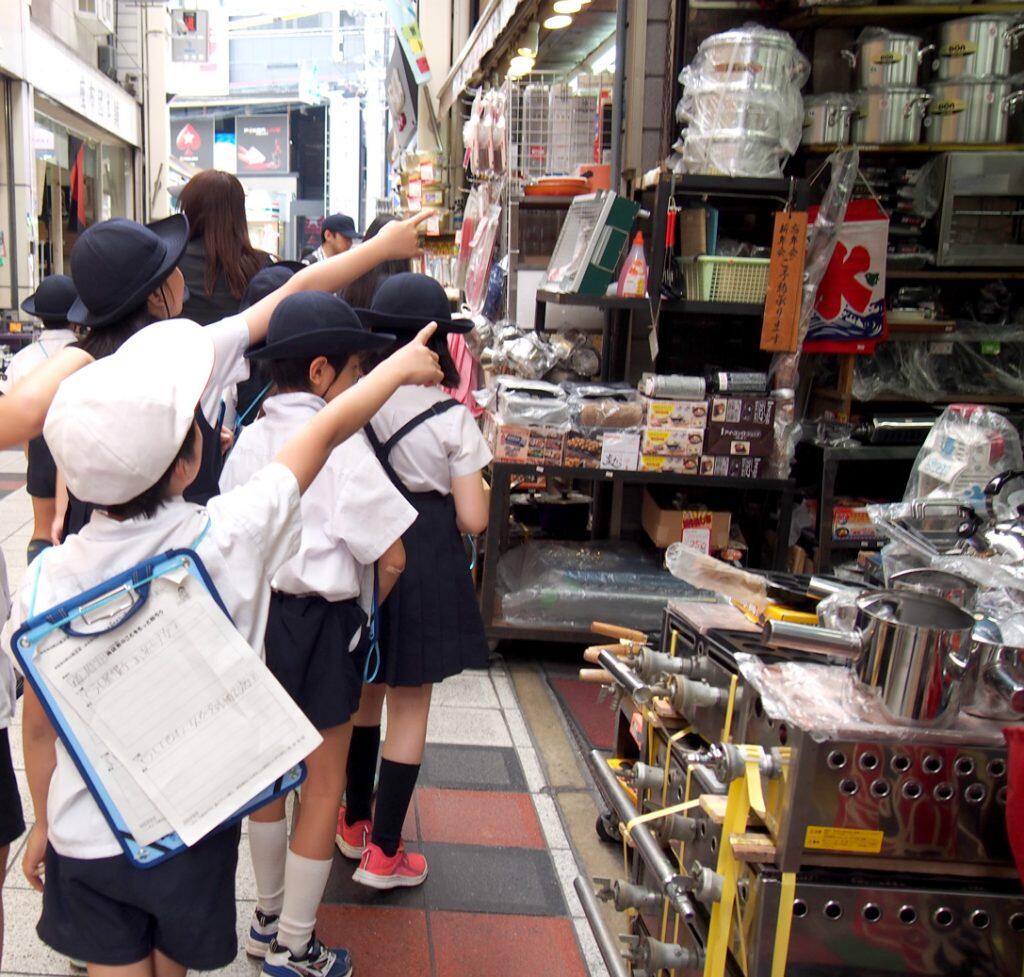 D7004_つなはぐキッズジョブチャレンジ_千日前道具屋筋商店街振興組合様写真.jpg
